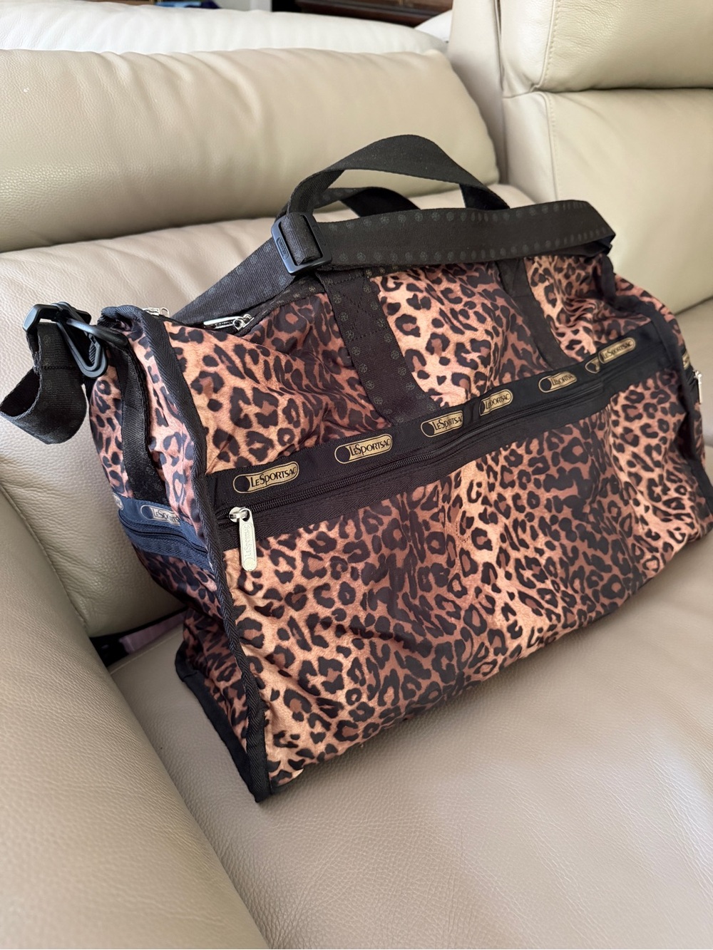 Lesportsac Leopard Print Black/Brown Weekender Duffel Bag ShoulderStrap Zippered - Picture 15 of 16